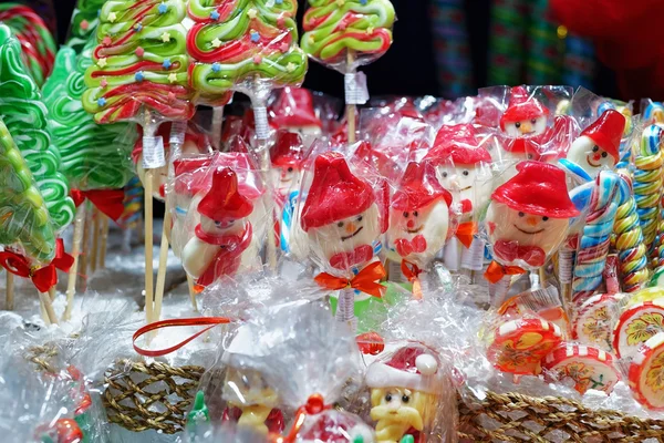 Stand mit bunten Bonbons auf dem Vilnius Weihnachtsmarkt — Stockfoto
