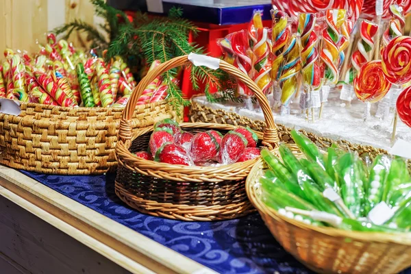 Stand mit bunten Bonbons auf dem Weihnachtsmarkt — Stockfoto