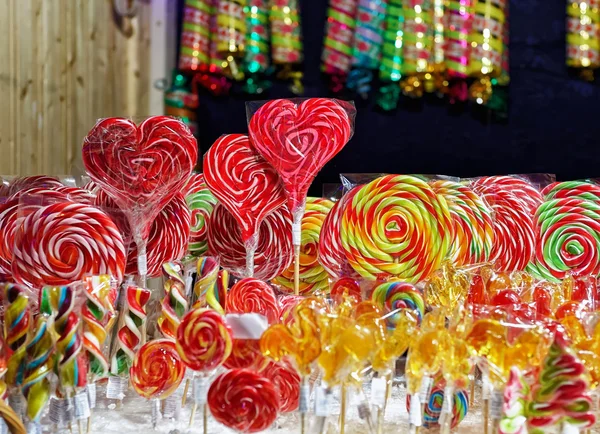 Stand mit bunten Bonbons auf Vilnius Weihnachtsmarkt — Stockfoto