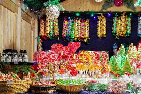 Stand mit bunten Bonbons auf dem Vilnius-Weihnachtsmarkt — Stockfoto