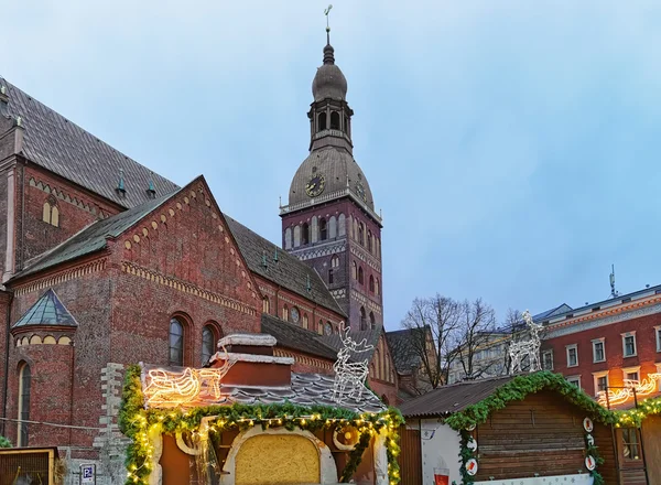 Barracas no mercado de Natal perto da Catedral de Dome em Riga — Fotografia de Stock