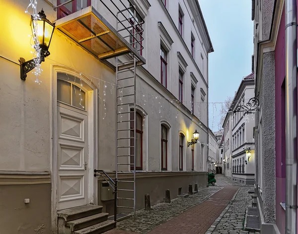 Tiny street in Old town of Riga at Christmas — Stock Photo, Image
