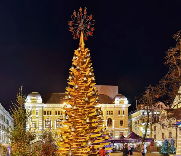 Árbol de Navidad de madera en Riga Ciudad vieja por la noche —  Fotos de Stock