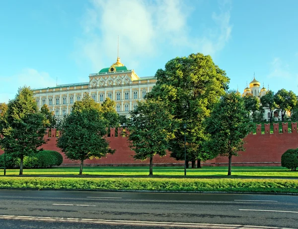 Moskevský Kreml palác, hradby a katedrála kupolí na léto s — Stock fotografie