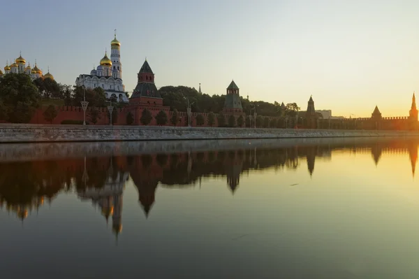 Vista para o cais do rio Kremlin e Moscou ao nascer do sol — Fotografia de Stock