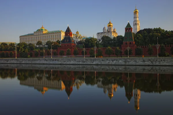 Klassieke weergave naar het kremlin van Moskou over de rivier — Stockfoto