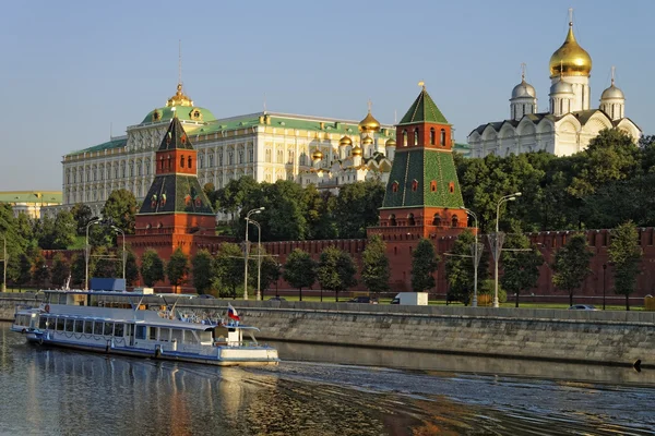 Tatil cruiser nea kremlin quay — Stok fotoğraf