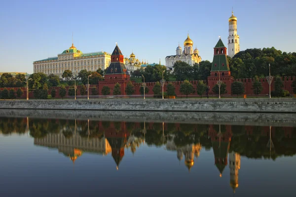 Vista clásica del Kremlin de Moscú a través del río — Foto de Stock