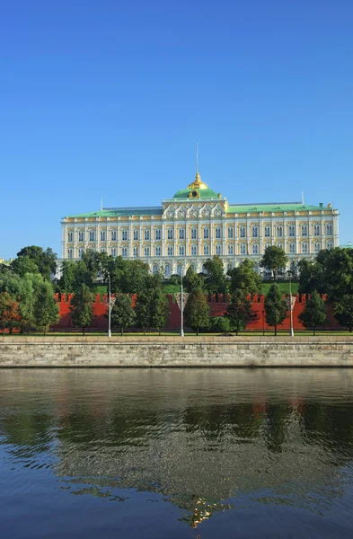 Gran Palacio del Kremlin vista sobre el río Moscú —  Fotos de Stock
