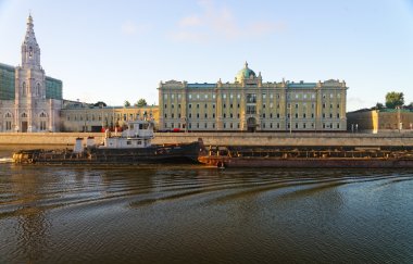 Moskova Nehri büyük Rus petrol iştigal önünde çekici tekne