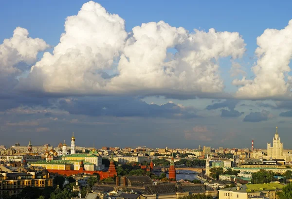 A Cumulus felhők felett moscow city center és a Kreml panoráma skyl — Stock Fotó