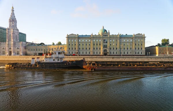 Barco de reboque no rio Moscou em frente à principal compa de petróleo russo — Fotografia de Stock