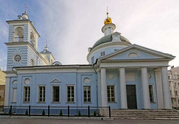 Szent Nagyboldogasszony templom közelében a moszkvai Arbat street — Stock Fotó