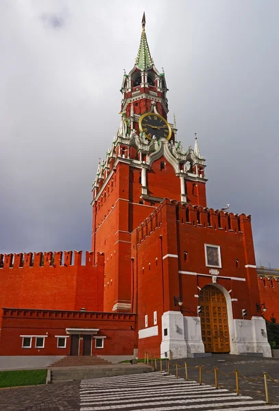 Clocktoweru na moskevského Kremlu na červenou Suare proti cl — Stock fotografie