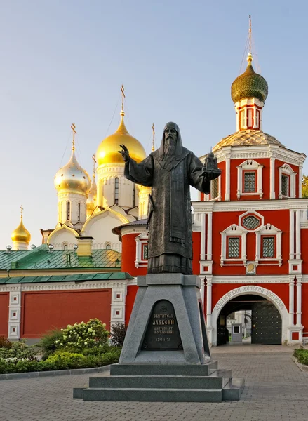 Entrance to the Conception convent in Moscow and the monument — Stock Photo, Image