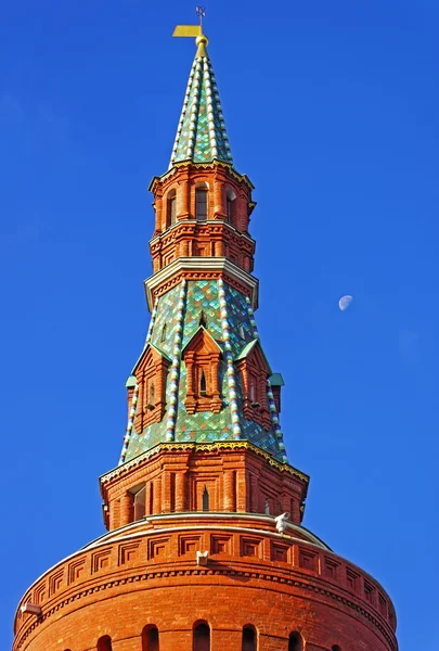 A kék ég és a Hold a Kreml torony tetején — Stock Fotó