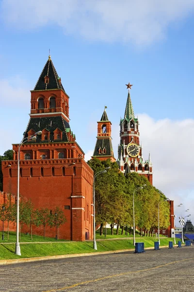 Tres torres del Kremlin de Moscú y la Plaza Roja — Foto de Stock