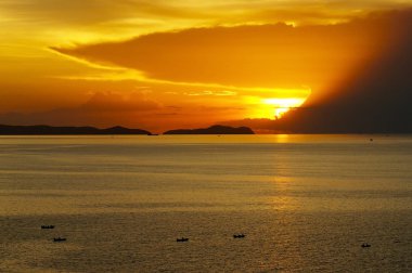 Körfez Siam balıkçı tekneleri ile on Sunset