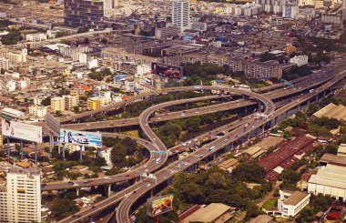 Panoramik Bangkok ve trafik çok düzeyli crossin