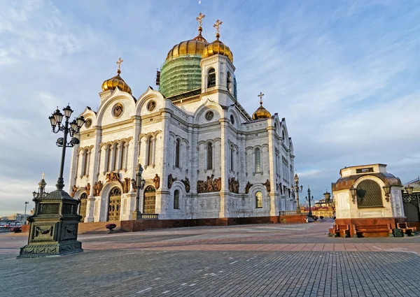 Mesih İsa Katedrali mavi gökyüzü ve ay hor ile Moskova'da — Stok fotoğraf