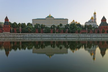 Moskova Kremlin ön görünümü ve nehir yansıma