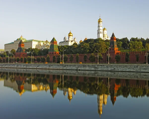 Moscou Kremlin et trois tours vue réfléchie dans la rivière — Photo