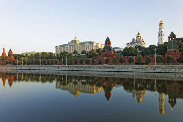 Moscou Kremlin et vue réfléchie sur la rivière — Photo