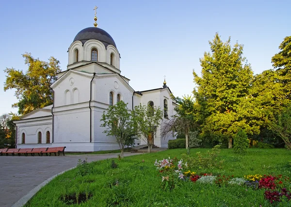 Каплиця на кладовищі в концепції монастир у Москві — стокове фото