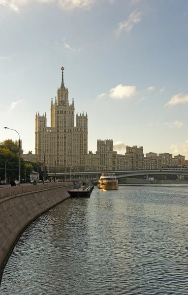 Moscú centro de la ciudad rascacielos torre en el amanecer y yate saili — Foto de Stock