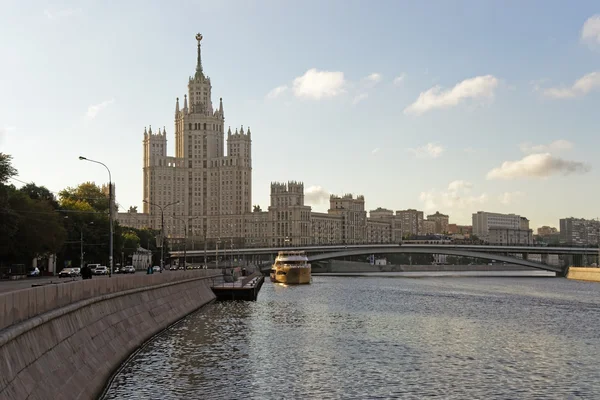 Moscow torre highrise centro da cidade no nascer do sol e iate saiMo — Fotografia de Stock