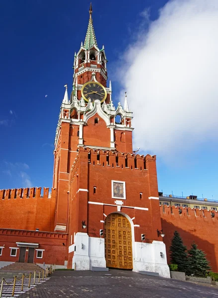 Clock tower moskevského Kremlu s bílé mraky — Stock fotografie