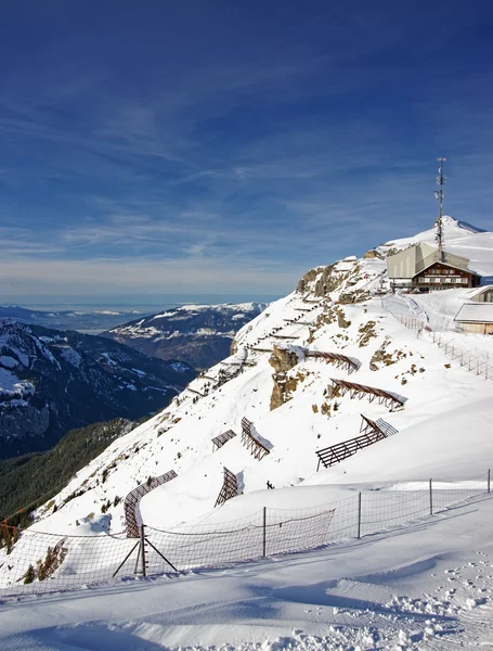 Panoramablick vom mannlichen skigebiet bis zum lauterbrunnen — Stockfoto