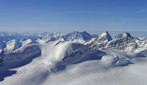 İsviçre Jungfrau bölgedeki tepeler için panoramik görünüm — Stok fotoğraf