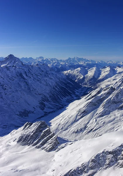 Údolí v Jungfrau regionu vrtulník zobrazení v zimě — Stock fotografie