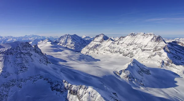 Ijs stroom vallei in de Jungfrau-regio helikopter weergave in de winter — Stockfoto