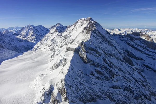 Jungfrau szczyt helikopter widok z śniegu przepływu — Zdjęcie stockowe