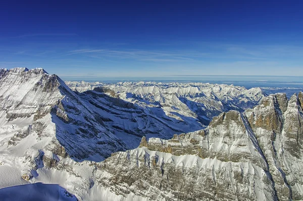 Jungfrau vista helicóptero cume no inverno — Fotografia de Stock