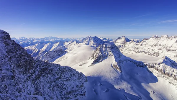 Peaks cadeia skyline e vale na região de Jungfrau helicóptero vie — Fotografia de Stock