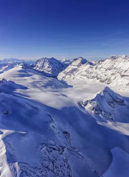 Údolí a horské hřeben Jungfrau regionu vrtulník v v zobrazení — Stock fotografie
