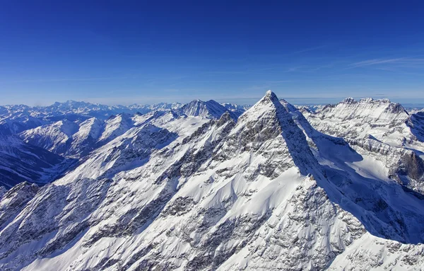 Csúcs nézetben Jungfrau régió helikopter télen — Stock Fotó