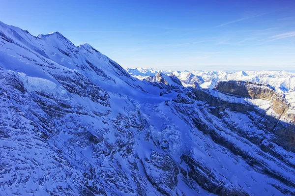 Vrchol a kotliny v regionu Jungfrau vrtulník výhled v zimě — Stock fotografie