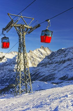 Kış demiryoluna kablo iki kırmızı kabin swiss beldesinde spor 