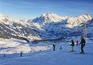 Kayak ve snowboard winte kablo demiryoluna yakın kadın ve erkek