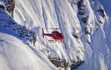 Kırmızı bölge Jungfrau İsviçre Alpleri'nde helikopter