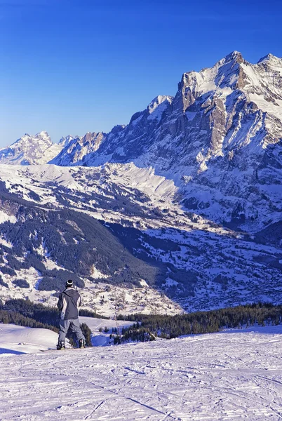 Мальчик на сноуборде на горнолыжном курорте в швейцарских Альпах — стоковое фото