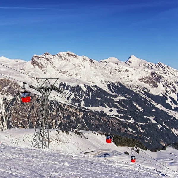 Linbanan järnväg på vinter sport resort i schweiziska Alperna — Stockfoto