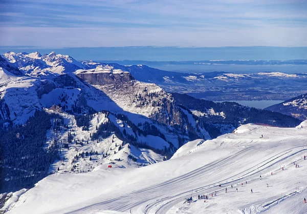 Vista en helicóptero de la estación de deportes de invierno en los Alpes suizos —  Fotos de Stock