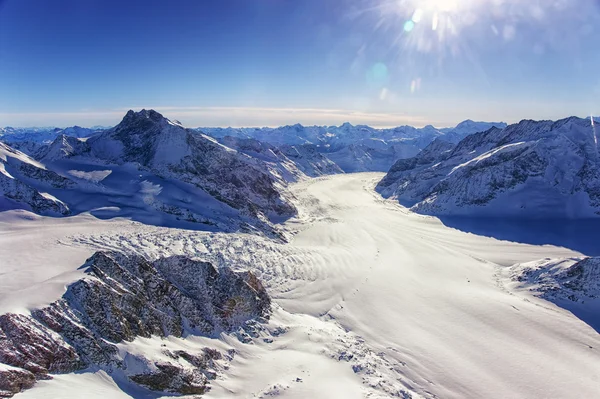 Helicóptero suíço Aletch glaciar queda vista no inverno — Fotografia de Stock