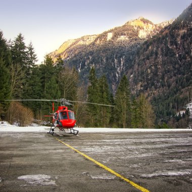 Swiss heliport Jungfrau bölge, kırmızı helikopter indi