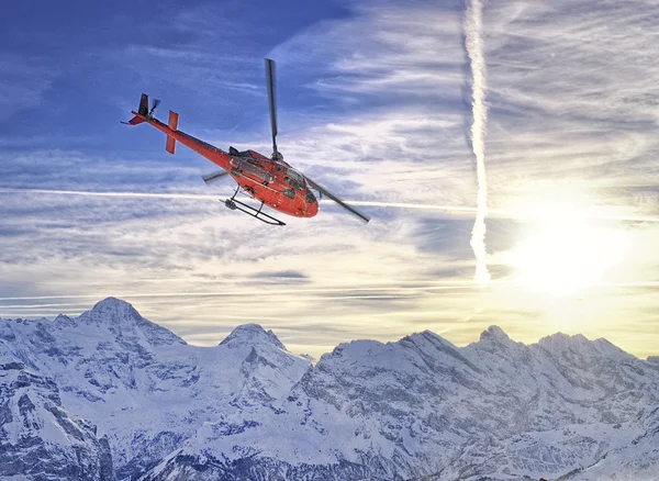 Helicóptero rojo en los Alpes suizos cerca de la montaña Jungfrau —  Fotos de Stock